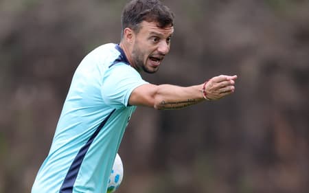 Martín Anselmi orienta jogadores durante treino do Botafogo