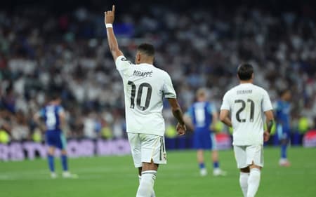 Mbappé comemorando o gol marcado na Champions League no jogo contra o Marseille (Foto: Thomas Coex/AFP)