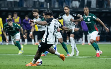 Memphis Depay perde pênalti em Corinthians x Palmeiras