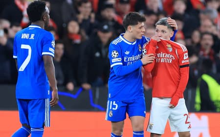 Momento em que Vini Jr acusa Prestianni de ter dito uma injúria racial após tapar a boca com a camisa em Benfica x Real Madrid