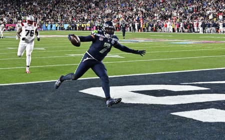Nwosu entra na endzone para anotar um touchdown pelos Seahawks contra os Patriots, pelo Super Bowl LX