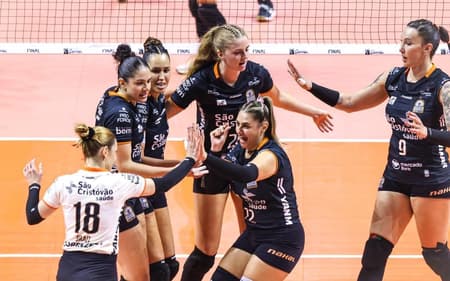 Osasco São Cristóvão Saúde foi o campeão da Superliga Feminina 2024-2025 (Foto: Wander Roberto/CBV)