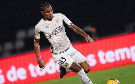 Otávio em ação pelo Estrela da Amadora, de Portugal (Foto: Reprodução/Instagram)