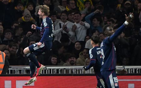 Pavel Sulc comemora gol marcado pelo Lyon sobre o Nantes, pela Ligue 1