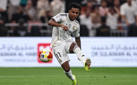 Rodrygo em ação no clássico entre Atlético de Madrid x Real Madrid (Foto: Fadel Senna/AFP)