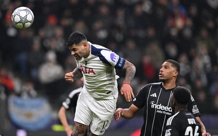 Cristian Romero em ação pelo Tottenham (Foto: Kirill KUDRYAVTSEV / AFP)