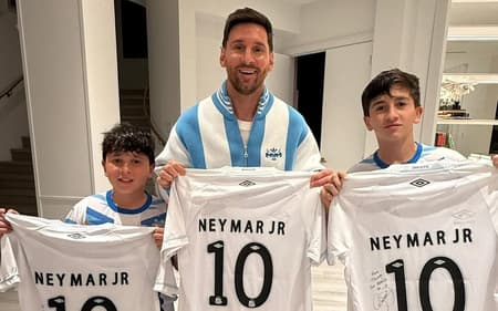 Messi ao lado dos filhos Thiago e Mateo com a camisa do Santos. (Foto: Divulgação/ Santos FC)