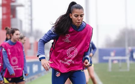 Lauren durante treino do Atlético de Madrid. (Foto: Atlético de Madrid/Divulgação)