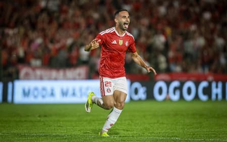 Thiago Maia comemorando gol marcado no duelo entre Internacional e Ypiranga (Foto: Reprodução/X)
