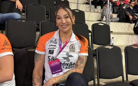 Oposta atendeu os fãs e acompanha estreia do Osasco da arquibancada