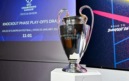Troféu da Champions League exposto no sorteio dos playoffs do torneio
