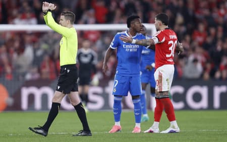 Árbitro aciona protocolo antirracismo após denúncia de Vini Jr no jogo entre Benfica e Real Madrid pela Champions