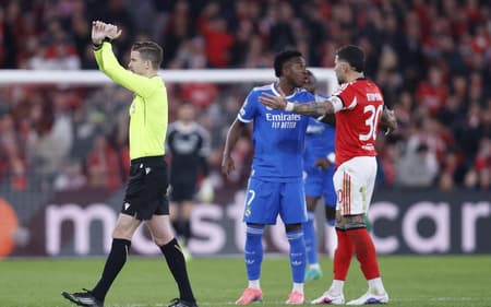 Árbitro aciona protocolo antirracismo após denúncia de Vini Jr no jogo entre Benfica e Real Madrid pela Champions