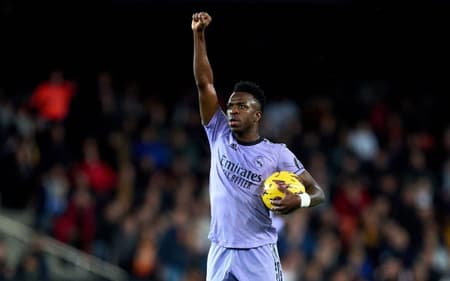 Vini Jr com punho cerrado (Foto: Reprodução/X)