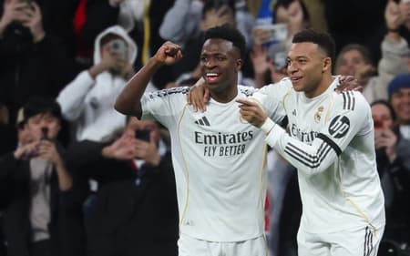 Vini Jr comemora com Mbappé gol do Real Madrid sobre o Monaco, pela Champions League