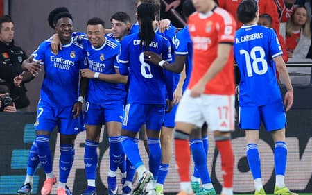 Vini Jr comemora gol com jogadores do Real Madrid sobre o Benfica, na Champions League