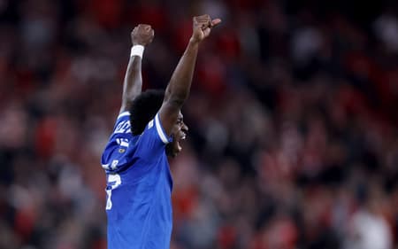 Vini Jr comemora gol marcado pelo Real Madrid sobre o Benfica, na Champions League