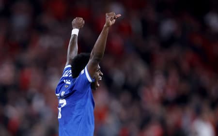 Vini Jr comemora gol marcado pelo Real Madrid sobre o Benfica, na Champions League