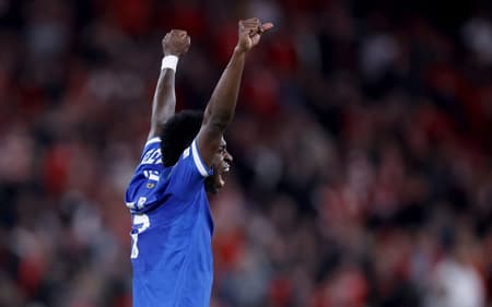 Vini Jr comemora gol marcado pelo Real Madrid sobre o Benfica, na Champions League