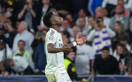 Vini Jr comemorando o gol feito pelo no duelo entre Real Madrid x Benfica (Foto: Pierre-Philippe Marcou/AFP)