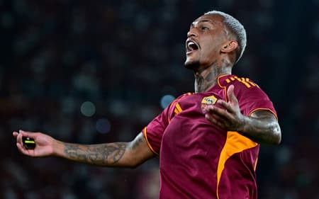 Wesley, ex-Flamengo, comemora gol marcado pela Roma contra o Bologna, pelo Campeonato Italiano (Foto: Tiziana Fabi/AFP)