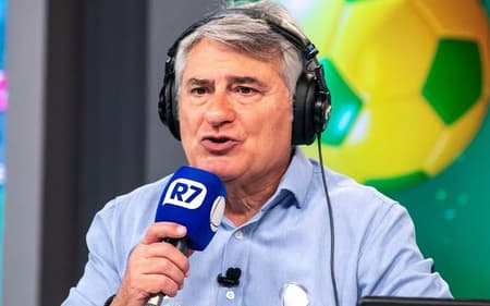 Cléber Machado durante transmissão da Record (Foto: Record/Edu Moraes)