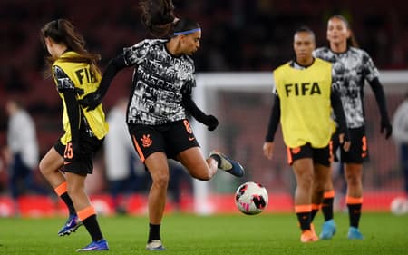 Andressa Alves durante aquecimento de Corinthians x Arsenal, pela final da Copa dos Campeões Feminina. (Foto: by Harriet Lander - FIFA/FIFA via Getty Images)