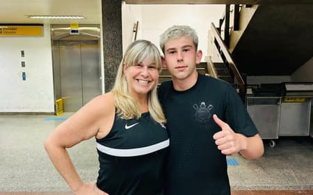 Mãe e filho em Guarulhos após título do Corinthians na Supercopa (Foto: Guilherme Lesnok/Lance!)