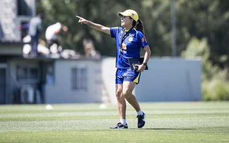Treinadora Camilla Orlando, da Seleção sub-20, instrui atletas. (Foto: Staff Images/CBF)