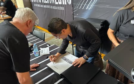 Livro foi lançado no Pacaembu (Foto: Guilherme Lesnok/Lance!)