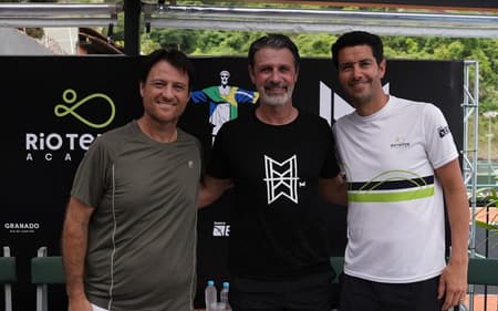 Eduardo Frick (e), Patrick Mouratoglou e André Sá na Rio Tennis Academy (Foto: Allan Christian)