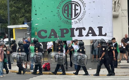 Policiamento reforçado em protestos na Argentina (Foto: Lucas Bayer / Lance!)