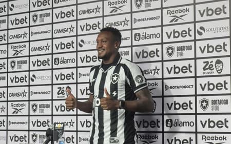 Edenílson foi apresentado pelo Botafogo (Foto: Leonardo Bessa/Lance!)