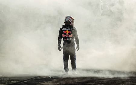 Yuki Tsunoda, piloto da Red Bull, após sair do veículo em chamas em evento de exibição (Foto: Reprodução Instagram/@leonczik)