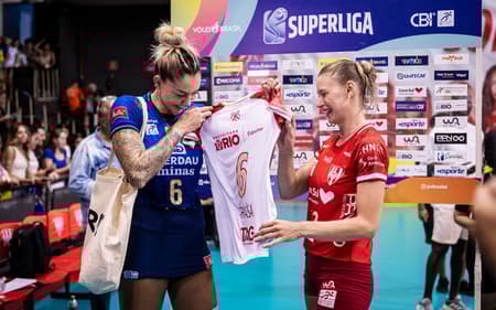 Thaísa, do Minas, recebe homenagem do Tijuca (Foto: Thiago Mendes)