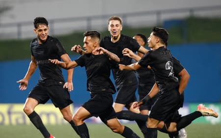 Fernando Vera (primeiro da esquerda para direita) acertou saída do Corinthians (Foto: Rodrigo Gazzanel / Agência Corinthians)