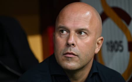 Arne Slot, técnico do Liverpool, durante jogo contra Galatasaray na Champions (Foto: Yasin AKGUL / AFP)