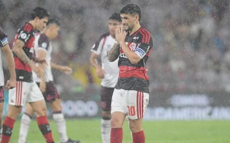 Arrascaeta em campo na partida entre Flamengo e Lanús, pela Recopa (Foto: Dhavid Normando/Código 19/Gazeta Press)