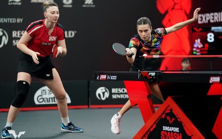 Sofia Polcanova e Bruna Takahashi durante as oitavas de final do Singapura Smash