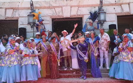 Prefeito do Rio, Eduardo Paes entregou a chave da cidade ao Rei Momo