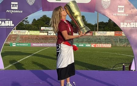 Chris Massis comemora título do São Paulo no Paulistão Feminino sub-20. (Foto: Reprodução/redes sociais)