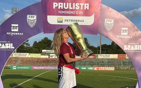 Chris Massis comemora título do São Paulo no Paulistão Feminino sub-20. (Foto: Reprodução/redes sociais)