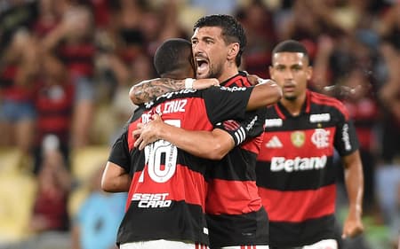 De La Cruz e Arrascaeta comemoram primeiro gol do Flamengo diante do Madureira