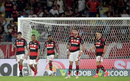 Jogadores de defesa do Flamengo em partida contra o Internacional pelo Brasileirão (Foto: André Fabiano/Código 19/Gazeta Press)