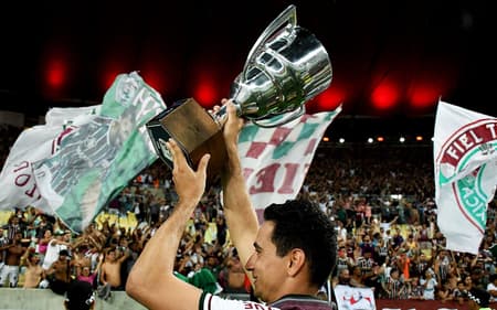 Ganso levanta o troféu da Taça Guanabara de 2023 pelo Fluminense (Foto: Mailson Santana/FFC)