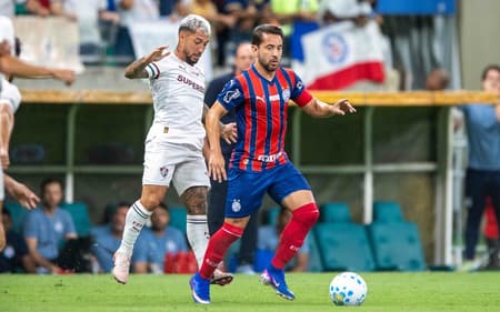 Everton Ribeiro, do Bahia, e Lucho Acosta, do Fluminense, em ação na Fonte Nova (Foto: Jhony Pinho/Agif/Gazeta Press)