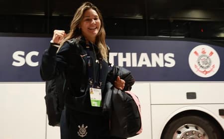 Gabi Zanotti durante chegada do Corinthians no Emirates Stadium. (Foto: Rodrigo Gazzanel / Corinthians)