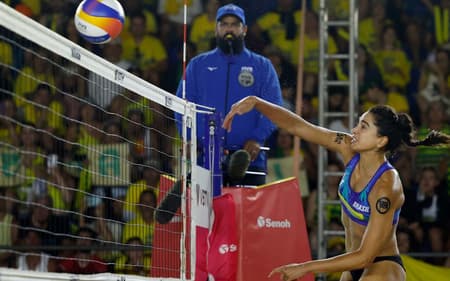 Carol Solbert ataca a bola na vitória na final do Elite 16 em Copacabana (Foto: Divulgação)