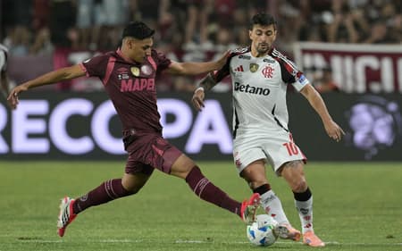 Arrascaeta em ação em Lanús x Flamengo pela Recopa Sul-Americana