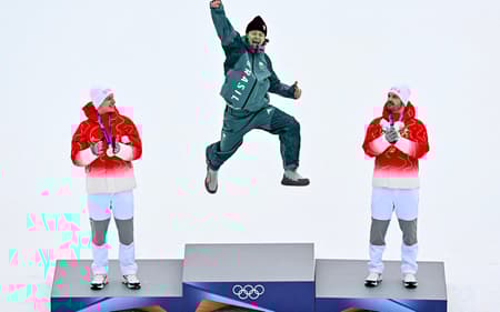 Da esquerda para a direita, Marco Odermatt (prata), Lucas Pinheiro Braathen (ouro) e Loic Meillard (bronze) celebram no pódio do slalom gigante masculino em 2026. (Foto: Fabrice Coffrini/AFP)